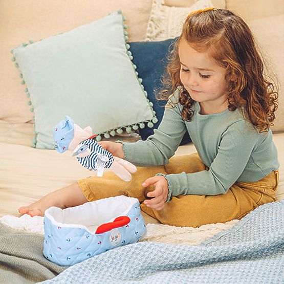 Doudou Jolijou Lalka w niebieskiej torbie do przenoszenia 20 cm