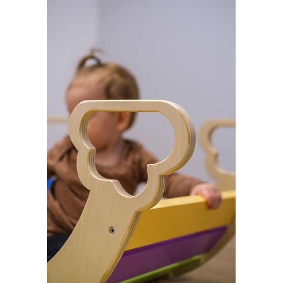 Drewniana huśtawka Montessori - tęcza