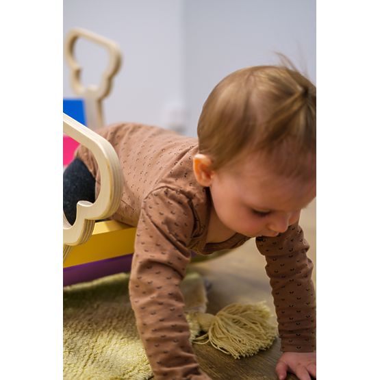 Drewniana huśtawka Montessori - tęcza