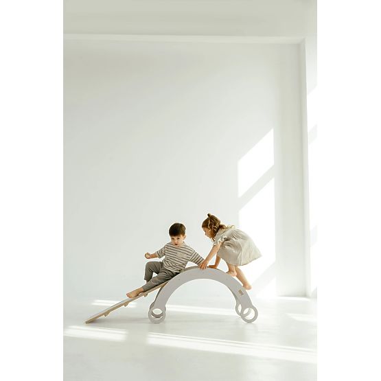 Drewniana huśtawka Montessori z zjeżdżalnią/drabinką M - biała