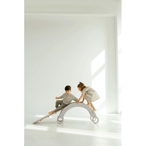 Drewniana huśtawka Montessori z zjeżdżalnią/ścianką wspinaczkową M - biała