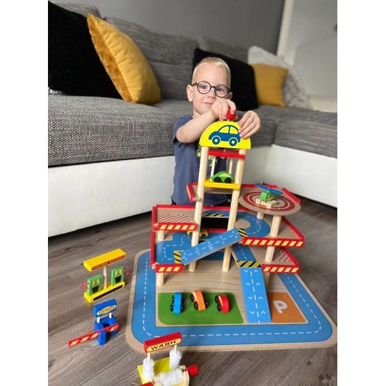 Drewniany garaż Tomi z windą, samochodzikami i helikopterem