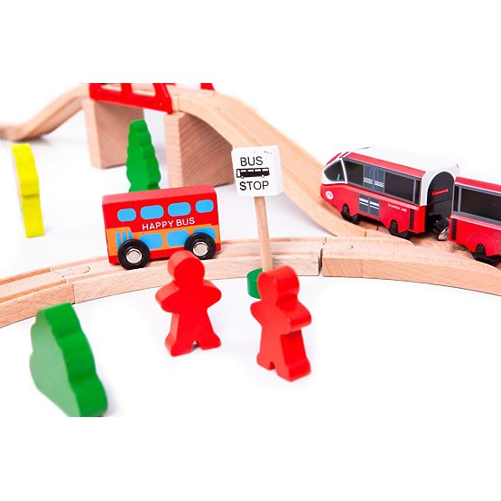 Drewniany tor kolejowy z pociągiem akumulatorowym