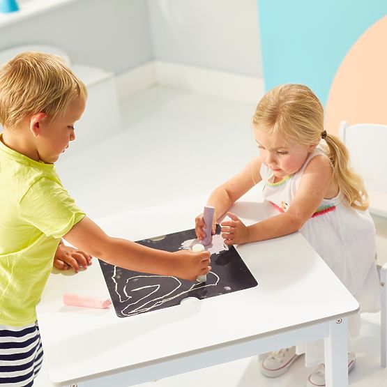 Dziecięcy stolik Crafty 2w1 + 2 krzesełka