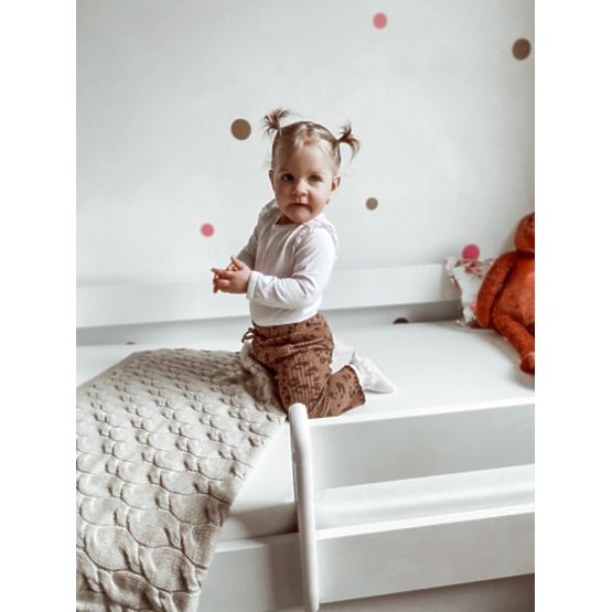 Łóżko dziecięce z barierką Ourbaby - białe