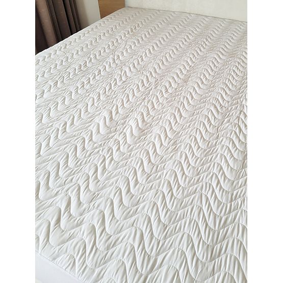 Ochraniacz na materac z nieprzepuszczalnym wykończeniem