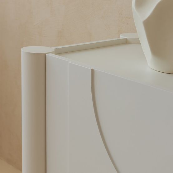 Trzydrzwiowa komoda Lunaria z frezowanym frontem, biała