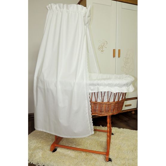 Wiklinowy kosz dla niemowląt z koronkową pościelą