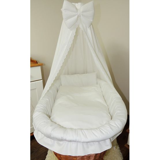 Wiklinowy kosz dla niemowląt z koronkową pościelą