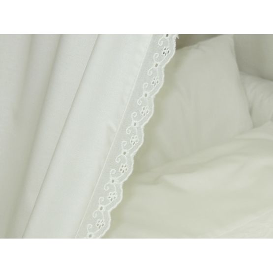 Wiklinowy kosz dla niemowląt z koronkową pościelą