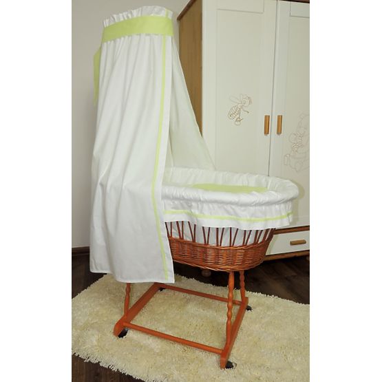 Wiklinowy kosz dla niemowląt z zieloną pościelą