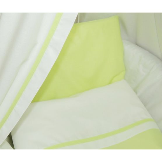 Wiklinowy kosz dla niemowląt z zieloną pościelą