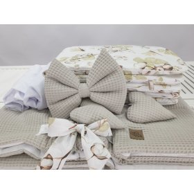 Białe wiklinowe łóżeczko z wyposażeniem dla niemowlaka - Bawełniane kwiaty, TOLO