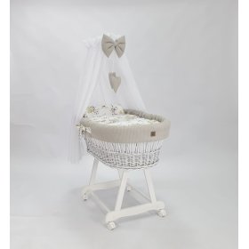 Białe wiklinowe łóżeczko z wyposażeniem dla niemowlaka - Bawełniane kwiaty