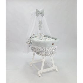 Białe wiklinowe łóżeczko z wyposażeniem dla niemowlaka - Jeżyk