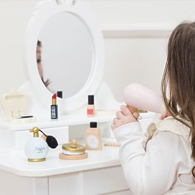 Kosmetyczna torba z drewnianymi akcesoriami