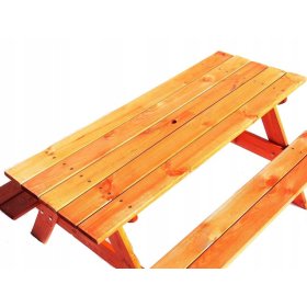 Drewniany stół ogrodowy z ławkami