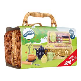 Mały kosz piknikowy z kolorowymi naczyniami ceramicznymi