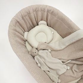 Wiklinowe łóżeczko Teddy dla niemowląt - biały kolor z beżowym wyposażeniem